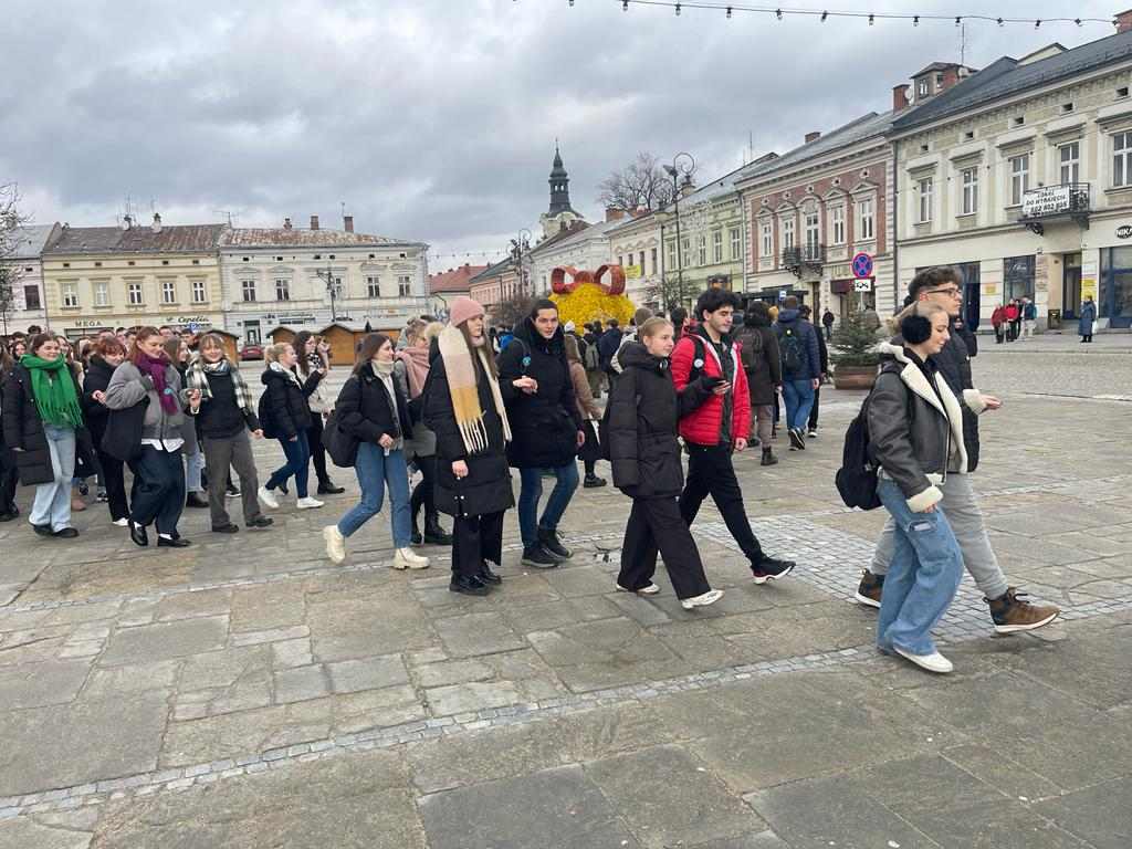 Zdjęcie Rynek - polonez 2024 (5)074bb432-9909-491e-98b6-eb34dcdf18bf.jpg w galerii Polonez na sądeckim rynku